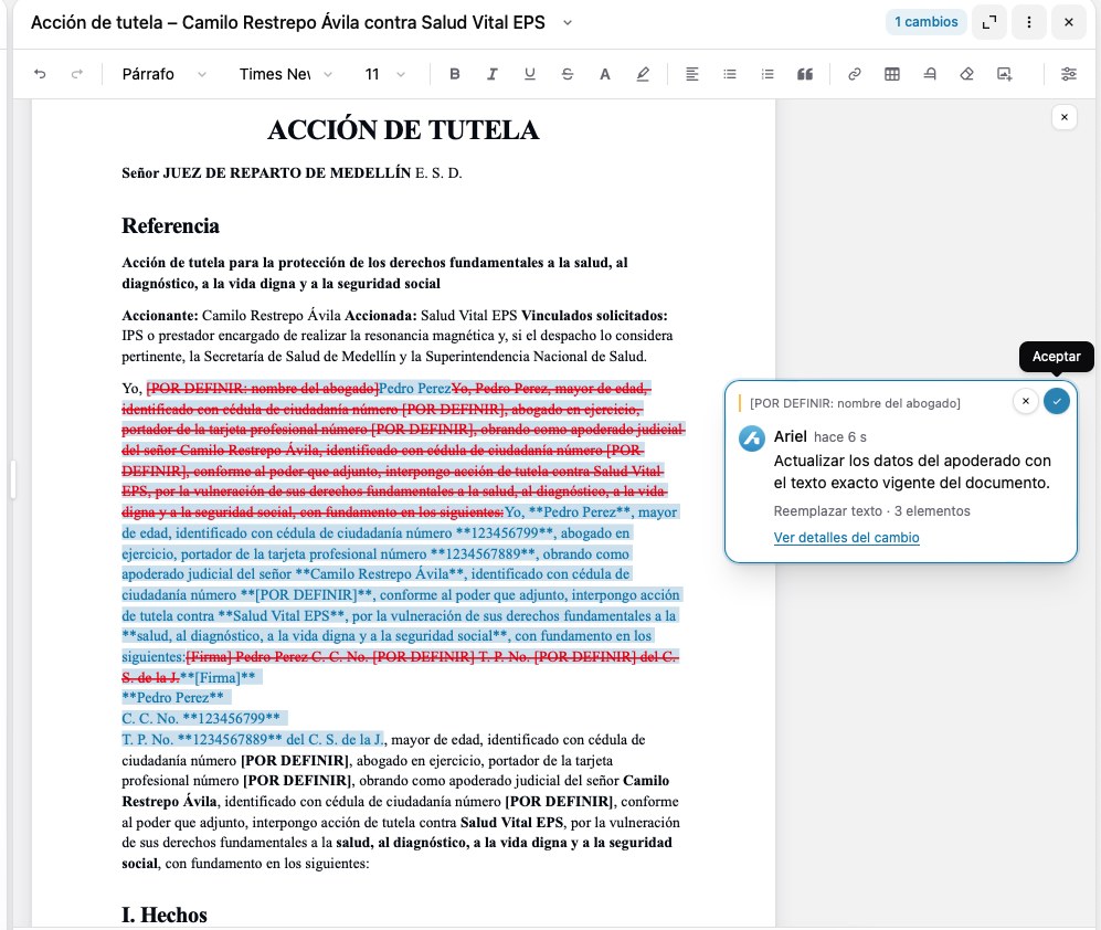 Documento en el editor con un cambio propuesto por Ariel: el texto anterior tachado, el texto nuevo resaltado y una tarjeta con la descripción del cambio y el botón Aceptar.